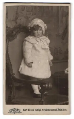 Fotografie Karl Lützel, München, Kind im eleganten Mantel