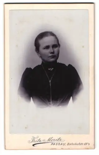 Fotografie Fritz Moritz, Passau, Bahnhofstrasse 66 1/3, Porträt einer Dame