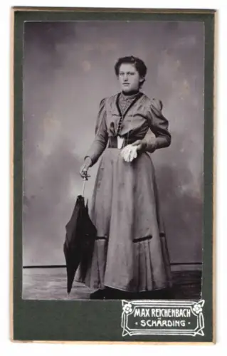Fotografie Max Reichenbach, Schärding, Bahnhofstrasse 183, Elegante Dame mit Regenschirm