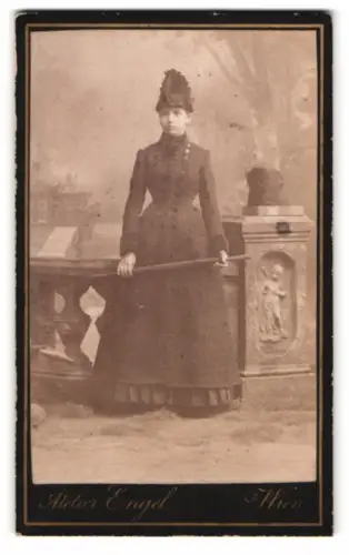 Fotografie Atelier Engel, Wien, Alserstrasse 21, Frau in tailliertem Kleid