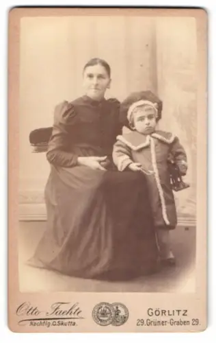 Fotografie Otto Faehte, Görlitz, Grüner-Graben 29, Frau mit Kind in Winterkleidung