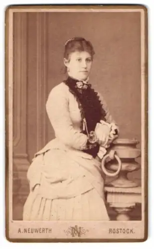 Fotografie A. Neuwirth, Rostock, Eselsföterstrasse 28, Dame in eleganter Kleidung