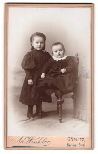 Fotografie Ad. Winkler, Görlitz, Berliner Str. 12, Zwei Kinder in dunkler Kleidung