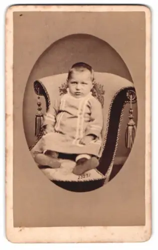 Fotografie Hans Grubauer, Passau, Steinweg, Porträt eines jungen Kindes auf gepolstertem Stuhl