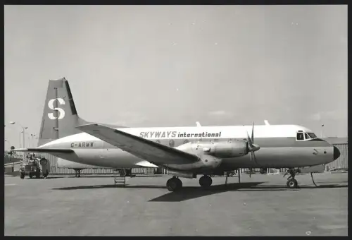 Fotografie Flugzeug Avro 748, Skyways International, Kennung G-ARMW, Bedford Tanklaster im Hintergrund