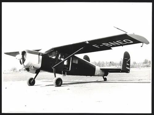Fotografie Flugzeug Max Holste MH.1521 Broussard Hochdecker Propellermaschine, Kennung F-BNEO
