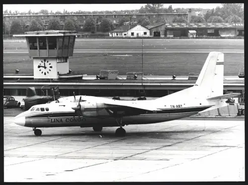 Fotografie Flughafen Berlin-Tegel, Flugzeug Zweimotoriger Hochdecker Lina Congo Kennung TN-ABY vor dem Tower