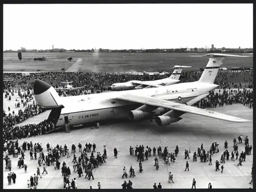 Fotografie Flughafen Berlin-Tempelhof, Flugzeug Lockheed C-5 Galaxy USAF 90015 auf Vorfeld am Tag der offenen Tür