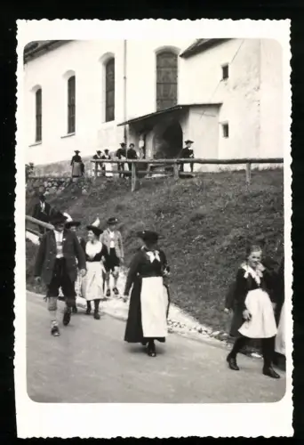 3 Fotografien Ansicht Ramsau, Einwohner in Tracht nach dem Kirchgang 1935
