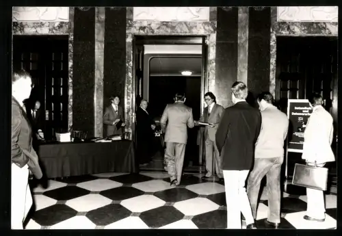 4 Fotografien Walter Bardenhewer, Wiesbaden, Ansicht Wiesbaden, Elektronik Ausstellung IBM Telefonvermittlung Systeme