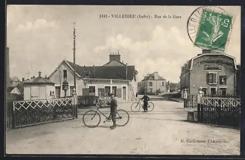 AK Villedieu /Indre, Rue de la Gare, Strassenpartie