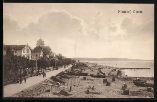 AK Niendorf /Ostsee, Strandpromenade, Strandkörbe, Fischerboote