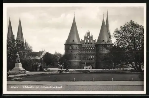 AK Lübeck, Holstentor, Bismarckdenkmal
