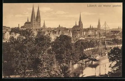 AK Lübeck, Von Westen gesehen, Stadtansicht, Schiffe, Kirchtürme