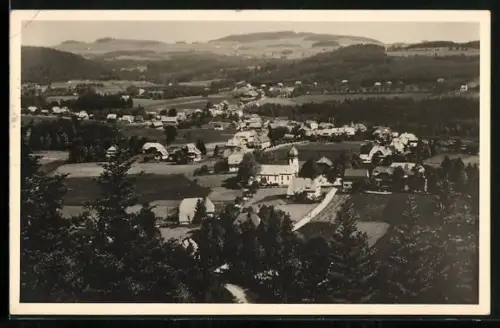 AK Hinterzarten, Ortsansicht mit Kirche und Schwarzwaldlandschaft