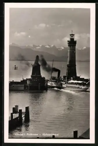 AK Lindau i. Bodensee, Hafeneinfahrt mit Leuchtturm und Löwenstandbild