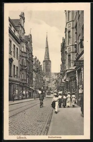 AK Lübeck, Breitestrasse mit Geschäften und Kirche