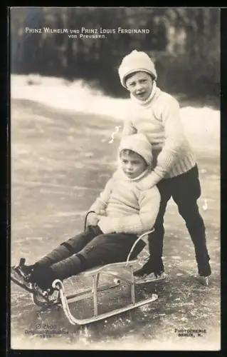 AK Prinz Wilhelm und Louis Ferdinand mit Schlittschuhen auf Eis