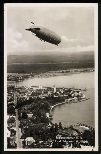AK Friedrichshafen, Teilansicht aus der Vogelschau, Zeppelin Graf Zeppelin fliegt über die Stadt
