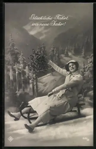 AK Frau sitzt auf einem Schlitten, Neujahr