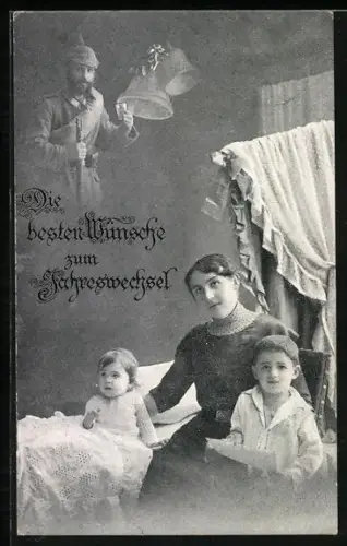 Foto-AK Mutter mit ihren Kinder denkt zu Neujahr an ihren Soldaten im Felde