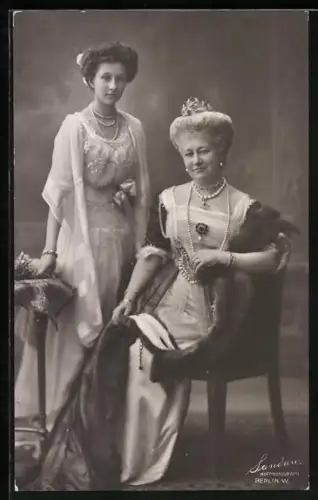 AK Kaiserin Auguste Victoria von Preussen im schönen Kleid und Diadem auf einem Stuhl mit Prinzessin Cecilie