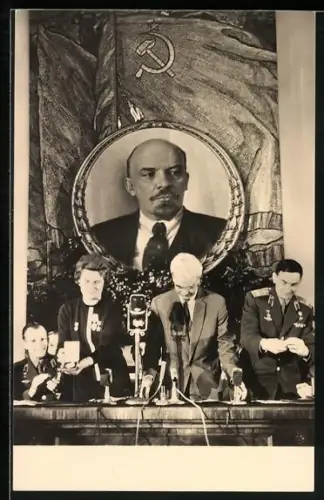 AK Kosmonauten Valentina Terechkowa und Valeri Bykowski erhalten von M. Keldysch die Ziolkowski-Goldmedaille