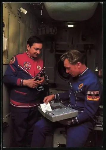 AK Kosmonauten Waleri Bykowski und Sigmund Jähn im Salut-Modell