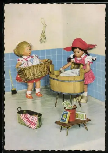 AK Zwei Puppen bei der grossen Wäsche in der Waschküche