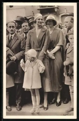 AK La Reine au milieu de la foule