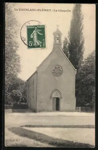 AK Le Vaublanc-Plémet, La Chapelle entourée d`arbres