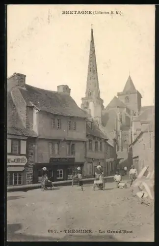 AK Tréguier, La Grand`Rue avec vue sur l`église et passants en promenade