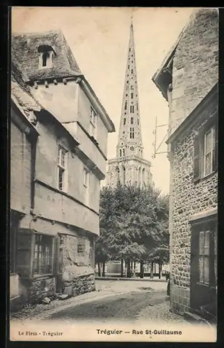 AK Tréguier, Rue St-Guillaume avec vue sur le clocher de la cathédrale