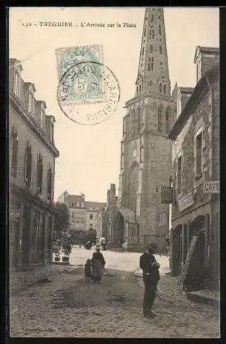AK Tréguier, L`Arrivée sur la Place avec l`église en arrière-plan
