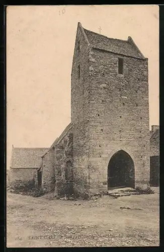 AK Saint-Céneri-le-Gérei, Vue de l`église fortifiée et de son clocher en pierre