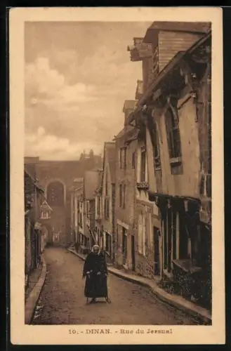 AK Dinan, Rue du Jerzual avec une dame marchant dans la rue ancienne