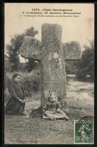AK Saint-Quénenc en Quessoy-Moncontour, Croix carolingienne avec enfants près de la croix
