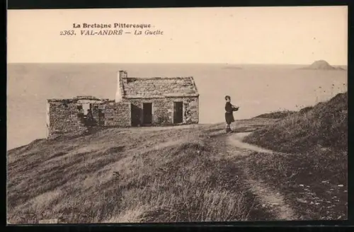 AK Val-André, La Guette surplombant la mer avec une maison en pierre et une personne sur le chemin