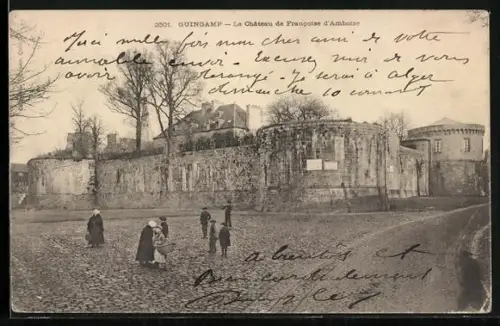 AK Guingamp, Le Château de Francoise d`Amboise avec des passants sur la place devant les remparts