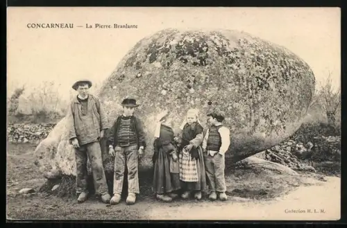 AK Concarneau, La Pierre Branlante avec des enfants posant devant le rocher