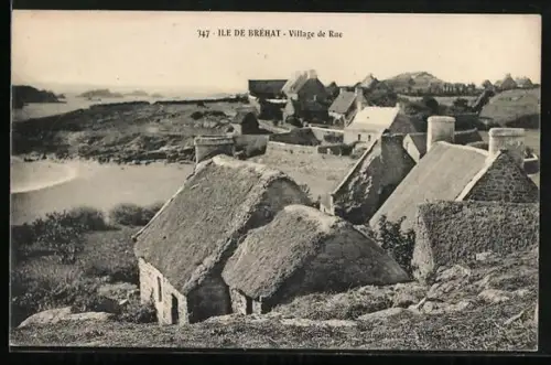 AK Ile de Bréhat, Village de Rue avec vue sur la mer et les toits en chaume