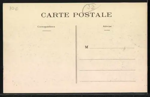 AK Ile de Bréhat, Village de Rue avec vue sur la mer et les toits en chaume