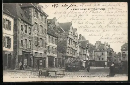 AK Lannion, Place du Centre avec architecture traditionnelle et marché animé