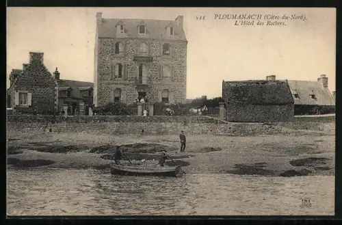 AK Ploumanac`h /Côtes-du-Nord, L`Hôtel des Rochers et vue sur la côte avec barque