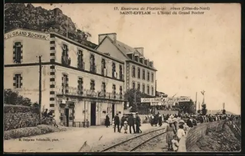 AK Saint-Efflam, L`Hôtel du Grand Rocher et les visiteurs près de la voie ferrée