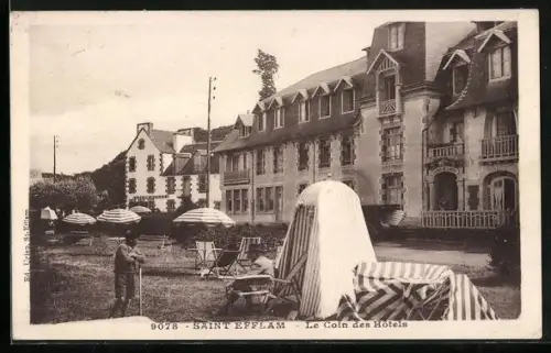 AK Saint-Efflam, Le Coin des Hôtels avec parasols et visiteurs en plein air