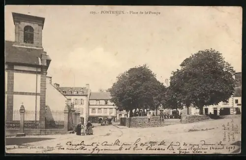 AK Pontrieux, Place de la Pompe avec vue sur l`église et la place animée