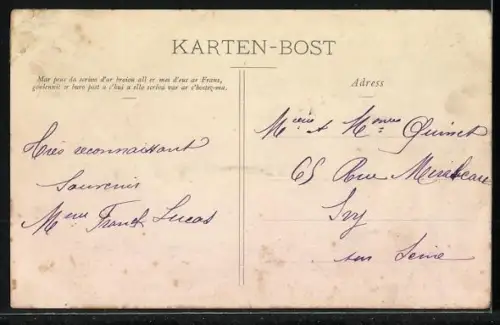 AK Quintin, La Grande-Rue avec des passants et vue sur l`église en arrière-plan