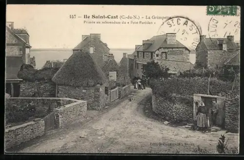 AK Ile Saint-Cast /C.-du-N., La Grimpette, vue de la rue et des maisons en pierre avec des habitants