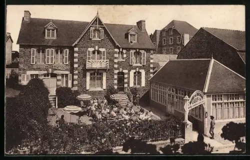 AK Perros-Guirec, Hôtel de Bretagne avec terrasse animée